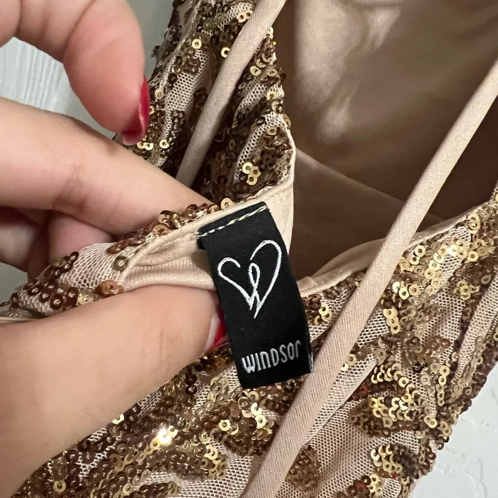 WINDSOR GOLD DRESS SIZE SMALL WORN ONLY ONCE - Picture 4 of 8